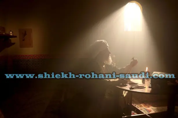 صورة تحتوي على نافذة وشخص رقم شيخ روحاني مجرب