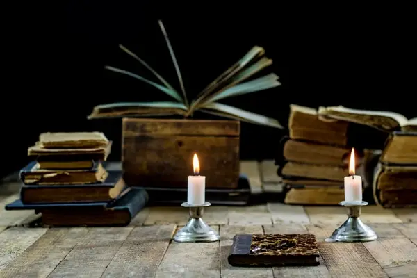 صورة تحتوي على شموع وكتب كيفية عمل سحر المحبة بالاسم
