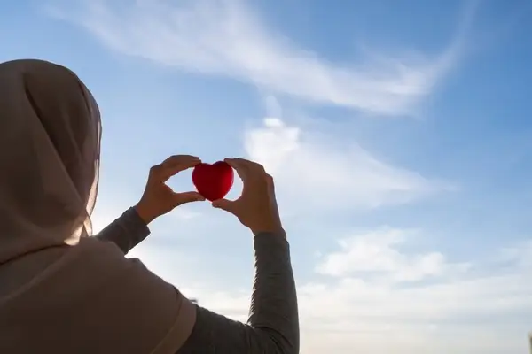 صورة تحتوي على فتاة كيفية عمل سحر المحبة بالاسم