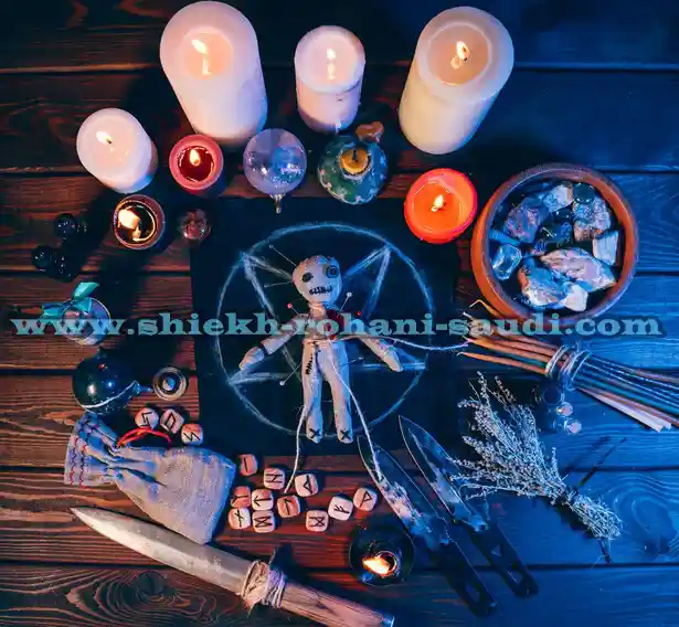 صورة تحتوي على شموع ودمية سحر التفريق بين المخطوبين 