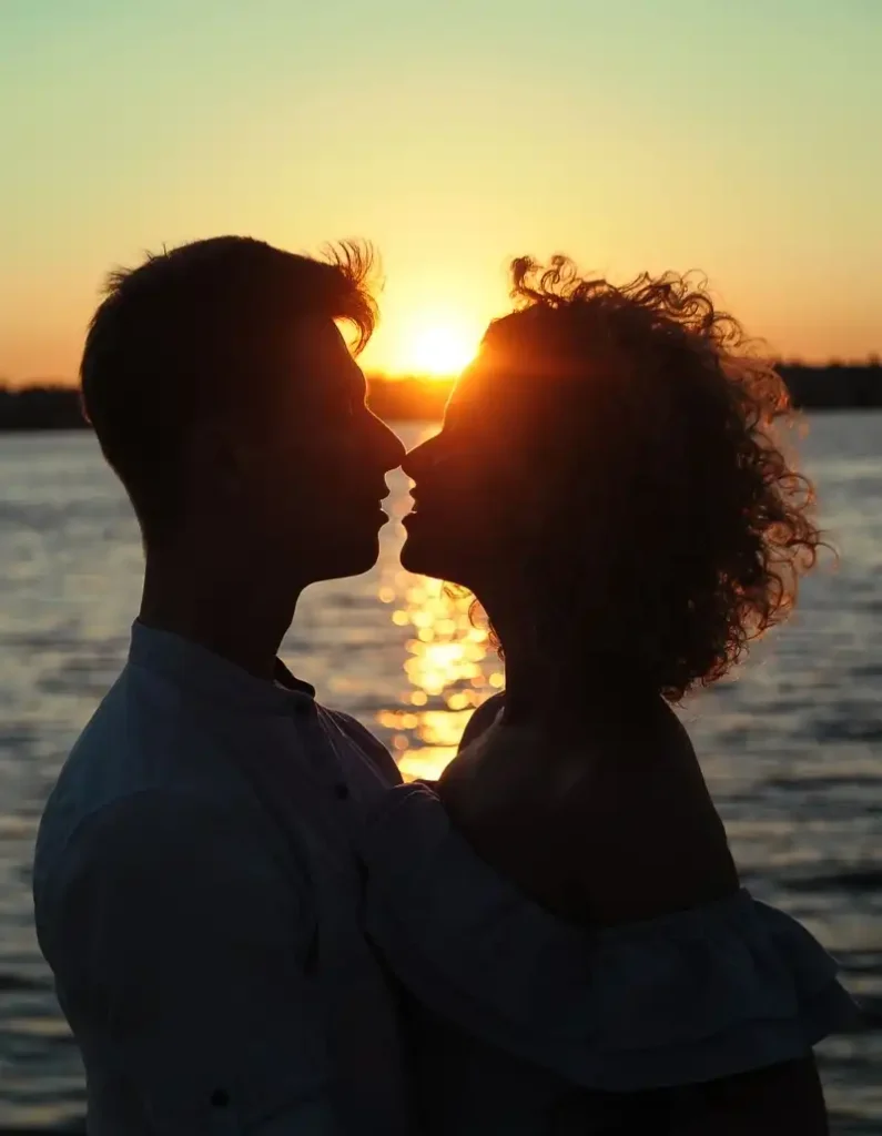 صورة تحتوي على شاب وفتاة وبحر طريقه عمل سحر محبه للزوج