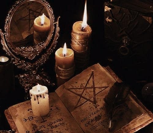 صورة تحتوي على كتاب ومرأة وشموع وصفة سحرية لجعل الزوج كالحمار