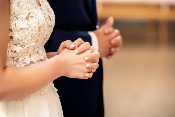 صورة تحتوي على أيادي متشابكة جلب الحبيب للزواج بسرعة البرق