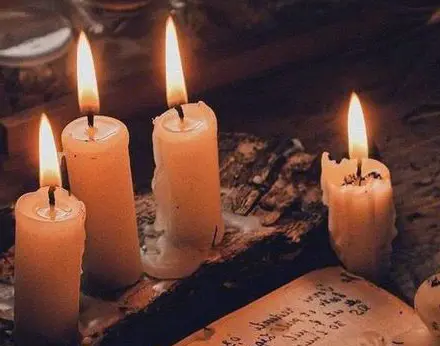 صورة تحتوي على شموع وكتاب شيخ روحاني في الاردن