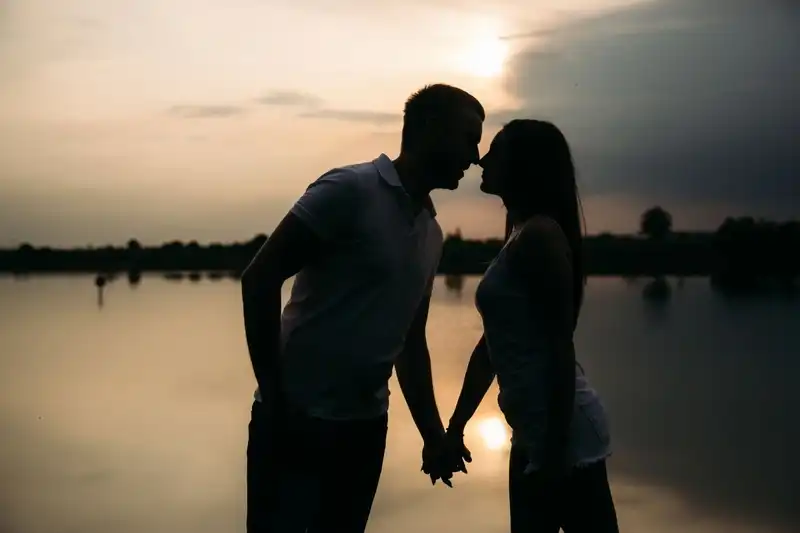 صورة تحتوي على شاب يقبل فتاة ويمسك يدها جلب الحبيب العنيد يتصل
