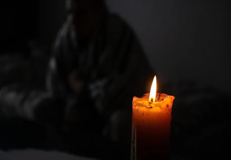 صورة تحتوي على شمعة وشخص افضل شيخ روحاني في عمان