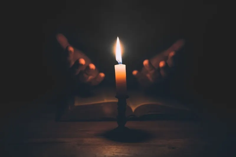 صورة تحتوي على شمعة ويدين افضل شيخ روحاني في عمان