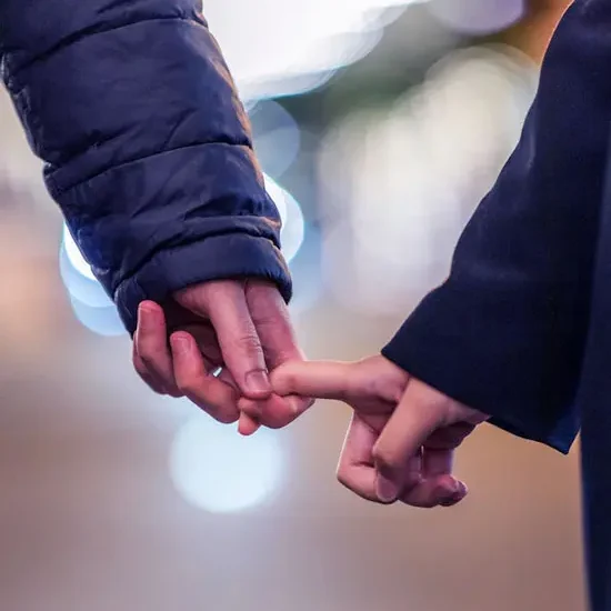 صورة تحتوي على يدين جلب الحبيب عن طريق اسمه