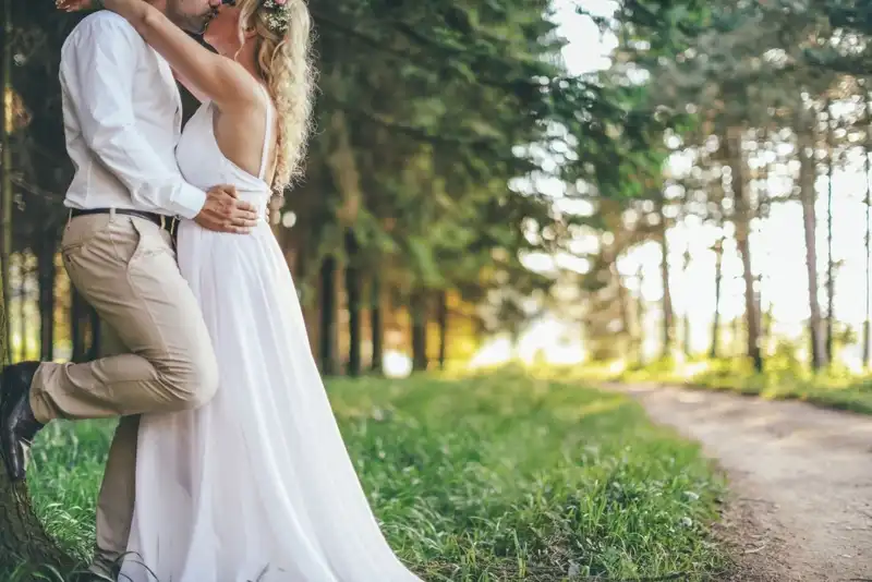 صورة تحتوي على أشجار و شاب وفتاة جلب الحبيب بحروف اسمه