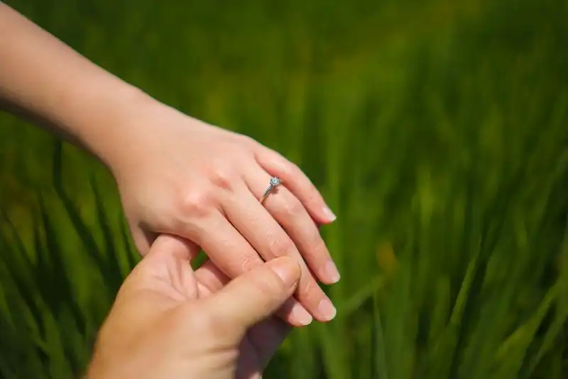 صورة تحتوي على يدين جلب الحبيب بحروف اسمه