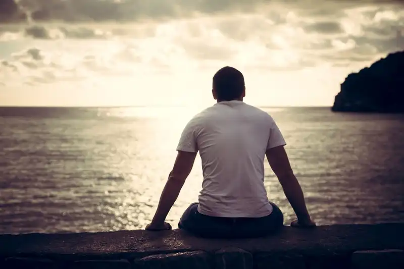 صورة تحتوي على شاب عند البحر اقوى طلسم للتفريق