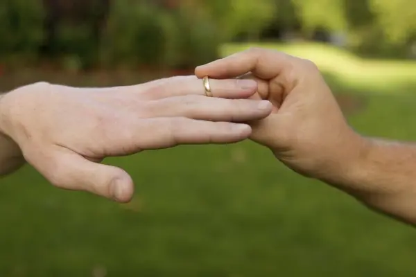 صورة تحتوي على يدين جلب الحبيب الغضبان