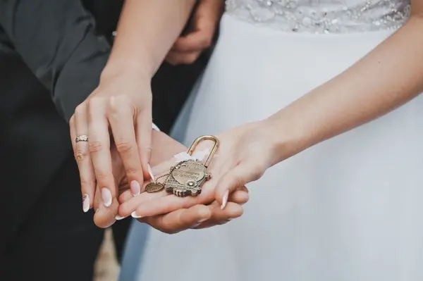 صورة تحتوي على أيادي جلب الحبيب باسرع وقت