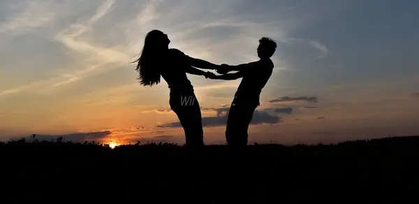 صورة تحتوي على شاب يمسك بفتاة شيوخ لجلب الحبيب