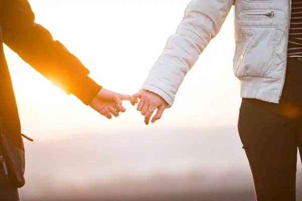 صورة تحتوي على يدين تمسك ببعضهما طريقة جلب الحبيب العنيد
