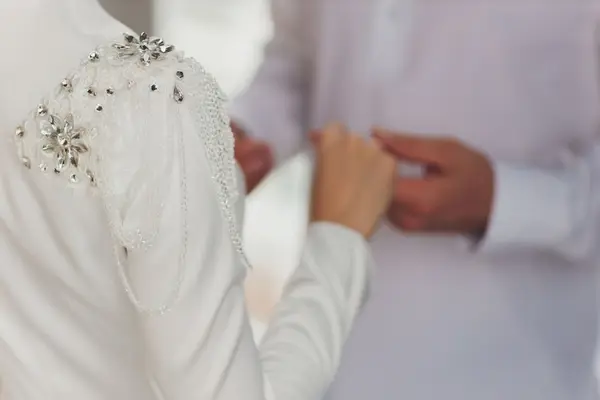 صورة تحتوي على شاب يمسك بيد فتاة طريقة جلب الحبيب العنيد