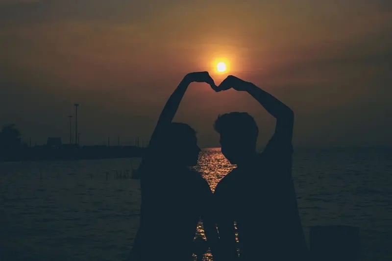 صورة تحتوي على شاب وفتاة وسماء وبحر طريقه جلب الحبيب بسرعه