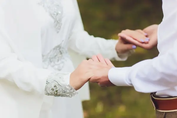 صورة تحتوي على أيدي عمل لجلب الحبيب للزواج