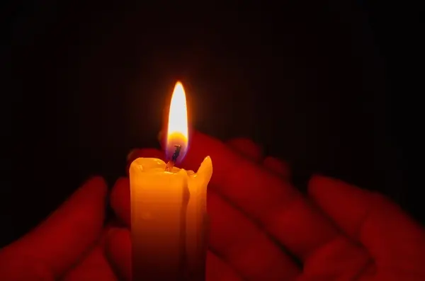 صورة تحتوي على يد تحمل شمعة طلسم للمحبة والتهييج