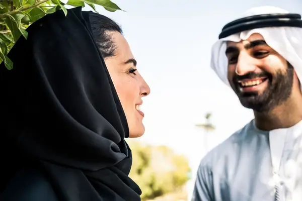 صورة تحتوي على شاب يقف أمام فتاة طلسم للمحبة والتهييج