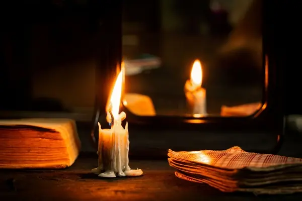 صورة تحتوي على شموع
سحر التفريق بين المخطوبين